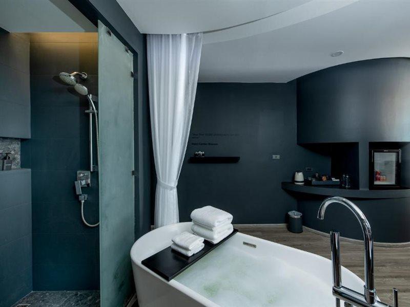 Foto Hotel Phuket Beachfront Exterior foto Bathroom