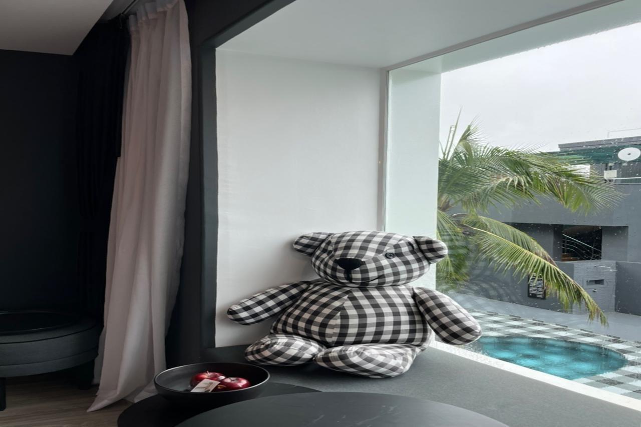 Foto Hotel Phuket Beachfront Exterior foto A window seat