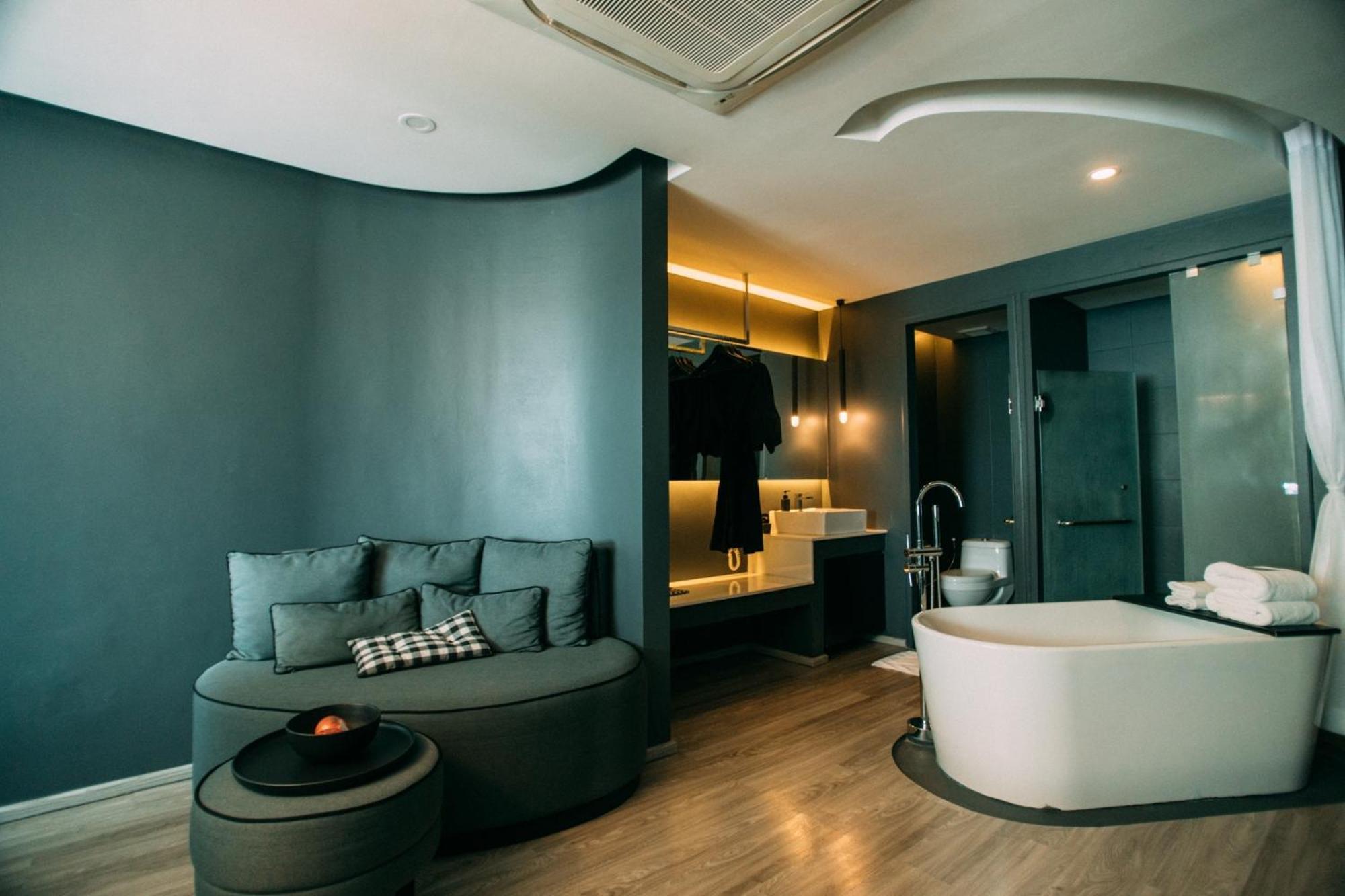 Foto Hotel Phuket Beachfront Exterior foto A bathroom at the hotel