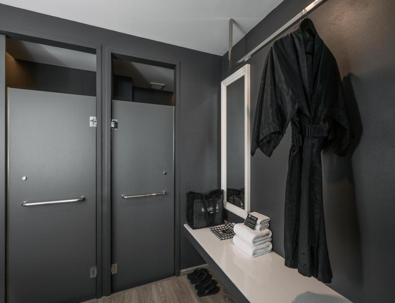 Foto Hotel Phuket Beachfront Exterior foto A modern dressing room