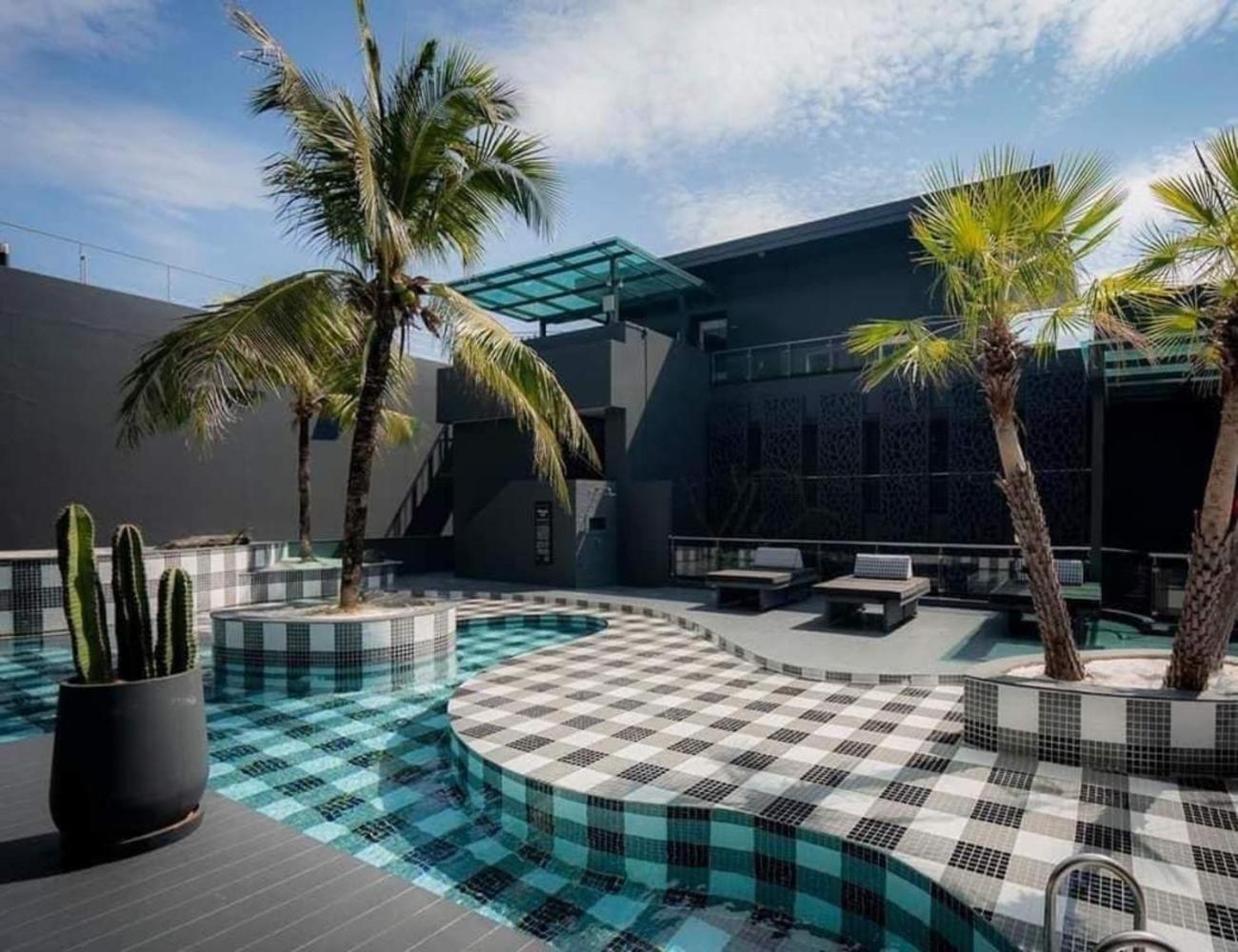 Foto Hotel Phuket Beachfront Exterior foto The pool at the hotel